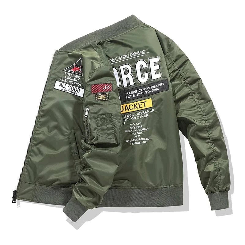 Jaqueta bomber aviador masculina verde militar, vista diagonal da costa, com patches 'FORCE', 'FUEL VENT' e bolso utilitário na manga. Design robusto e autêntico para um visual impactante.