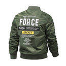 Jaqueta bomber masculina verde militar com estampas militares e texto "FORCE" nas costas