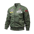 Jaqueta bomber aviador masculina verde militar com diversos patches bordados, incluindo 'FUEL VENT', 'ALL GOOD' e emblemas. Estilo militar autêntico e design exclusivo para um visual de distinção.