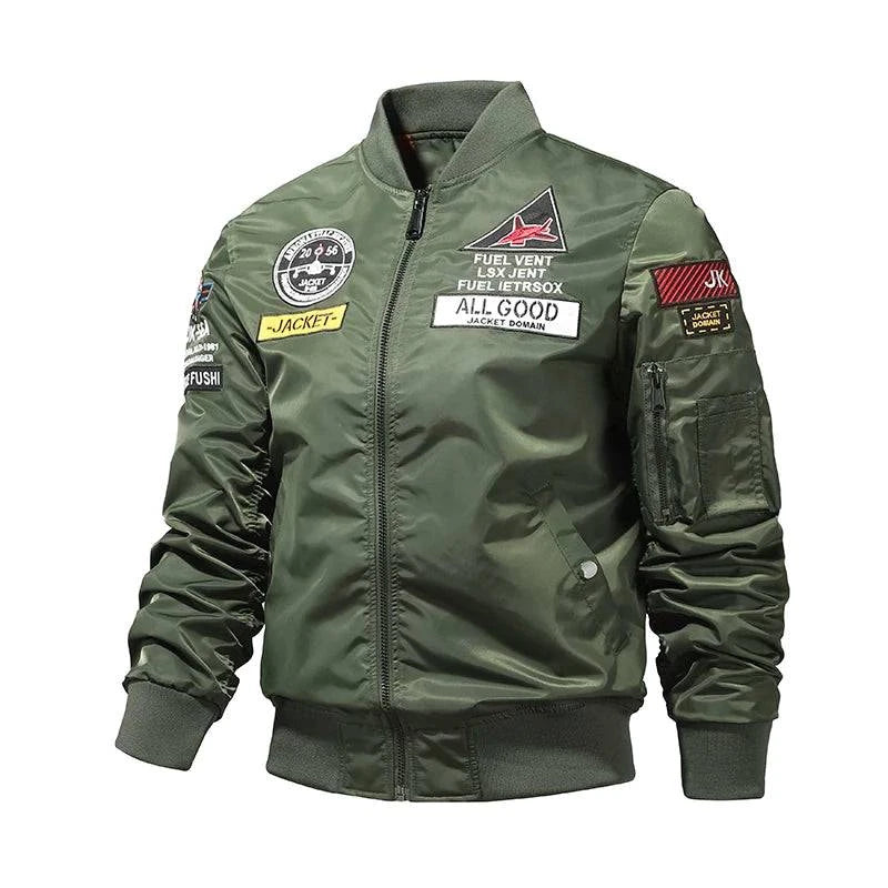 Jaqueta bomber aviador masculina verde militar com diversos patches bordados, incluindo 'FUEL VENT', 'ALL GOOD' e emblemas. Estilo militar autêntico e design exclusivo para um visual de distinção.