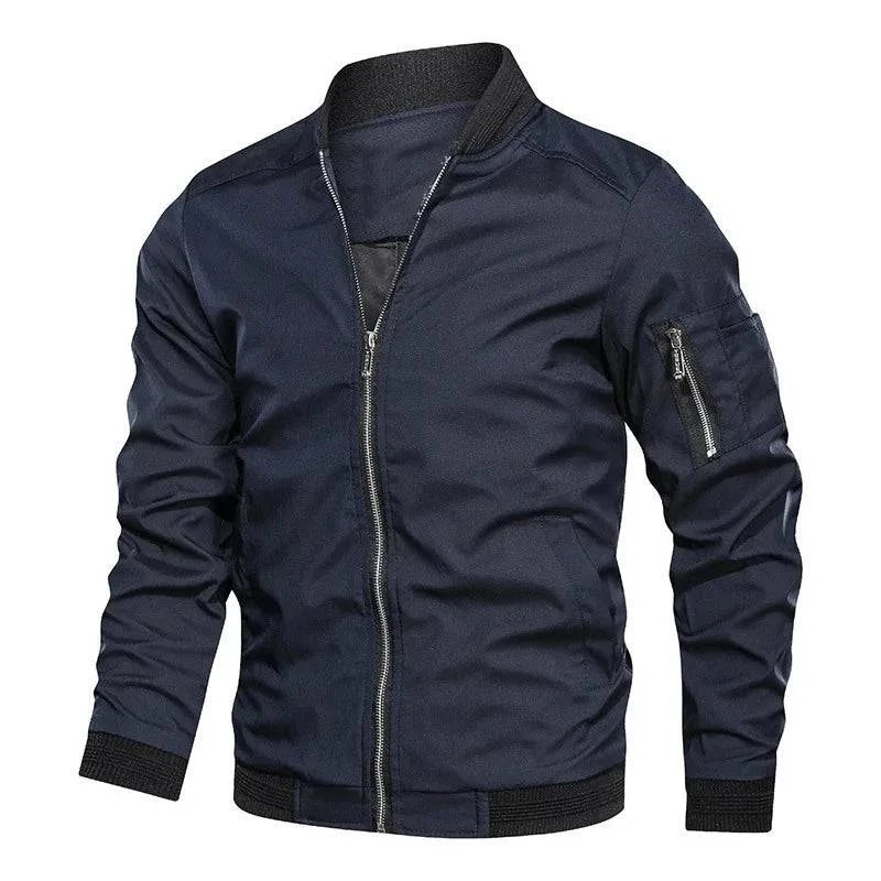 Jaqueta bomber masculina azul marinho em manequim, zíper prateado, bolsos laterais, punhos e barra canelados pretos. Design moderno e casual.