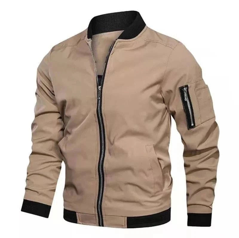 Jaqueta bomber masculina bege, zíper preto, bolsos laterais, punhos e barra canelados pretos. Toque de sofisticação casual.