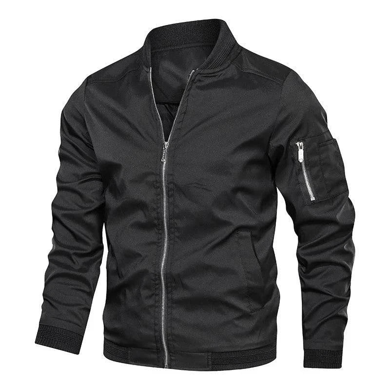 Jaqueta bomber masculina preta, zíper prateado, bolsos laterais, punhos e barra canelados pretos. Versatilidade premium.