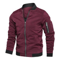 Jaqueta bomber masculina vinho em manequim, zíper prateado, bolsos laterais, punhos e barra canelados pretos. Conforto com caimento impecável.