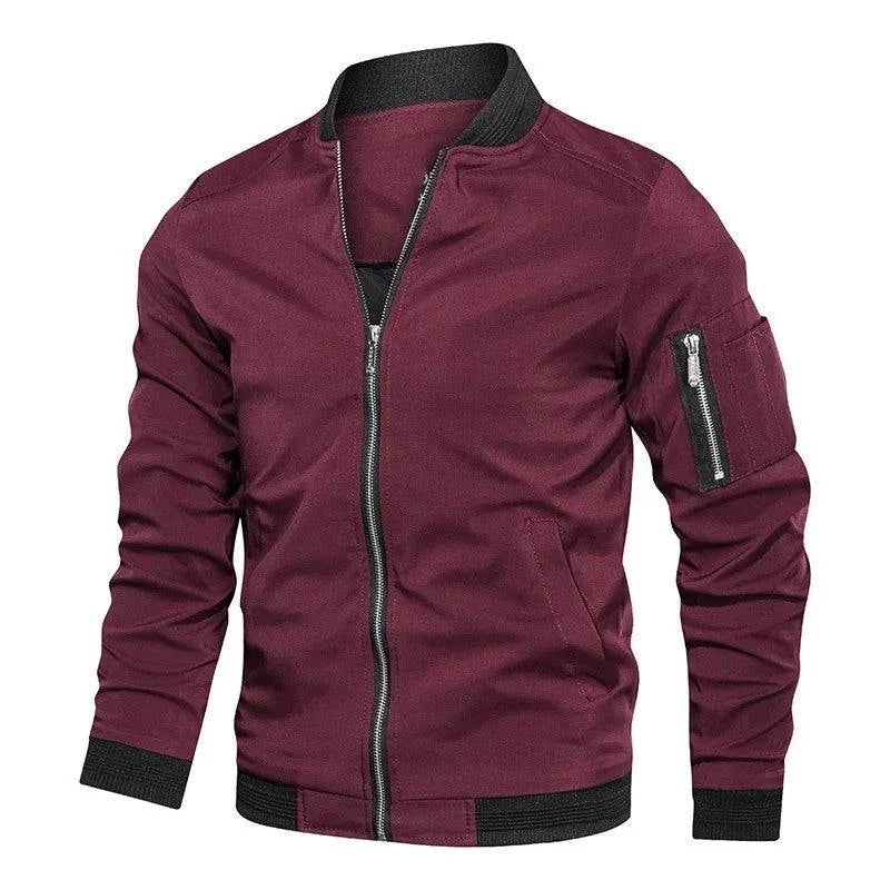 Jaqueta bomber masculina vinho em manequim, zíper prateado, bolsos laterais, punhos e barra canelados pretos. Conforto com caimento impecável.