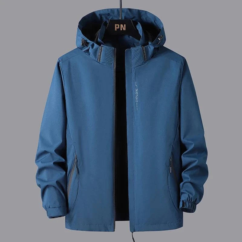 Jaqueta corta-vento esportiva azul celeste com capuz ajustável e zíperes em destaque. Conforto e tecnologia de ponta para aventuras urbanas e outdoor.