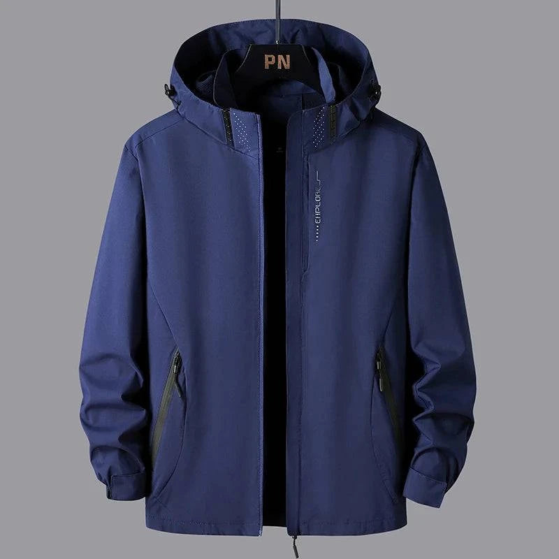 Jaqueta corta-vento esportiva azul marinho com capuz ajustável e zíperes pretos. Proteção e conforto premium para seu estilo de vida ativo.