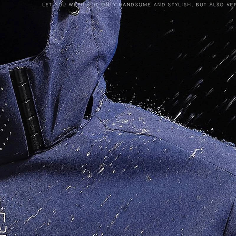 Detalhe da jaqueta corta-vento azul sendo borrifada com água, demonstrando sua resistência à água no tecido. Tecnologia de ponta para proteção superior.