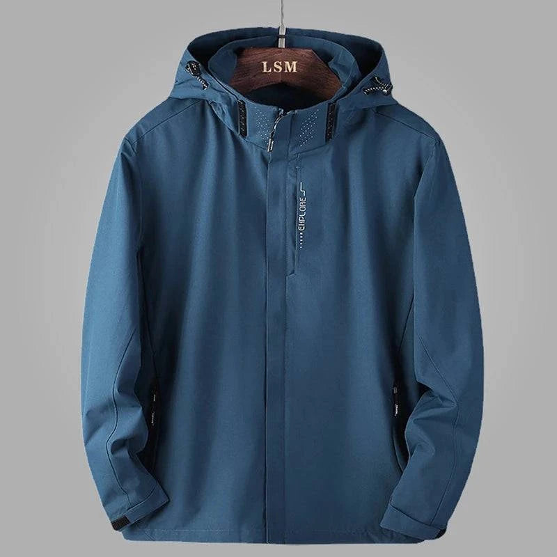 Jaqueta corta-vento esportiva azul com capuz ajustável e detalhes brancos. Perfeita para desempenho e proteção em qualquer atividade outdoor.