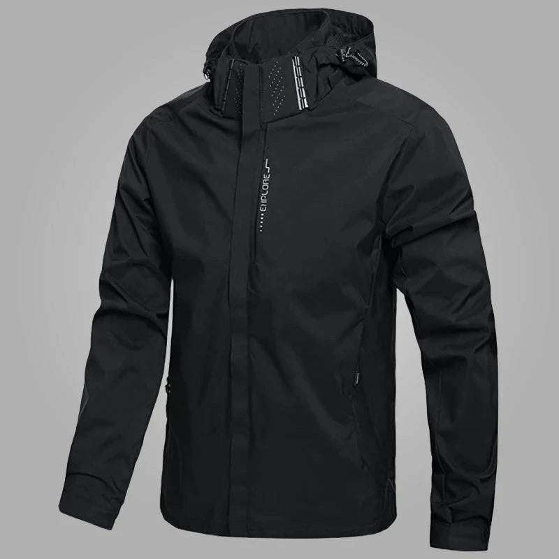 Jaqueta corta-vento esportiva preta com capuz ajustável, zíper frontal e detalhes reflexivos na gola. Essencial para esportes e um estilo de vida ativo e exigente.