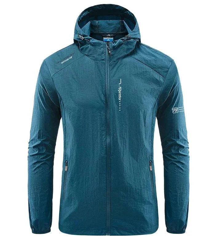 Jaqueta corta-vento esportiva masculina azul escuro com capuz, zíperes funcionais. Proteção superior para seus desafios outdoor.