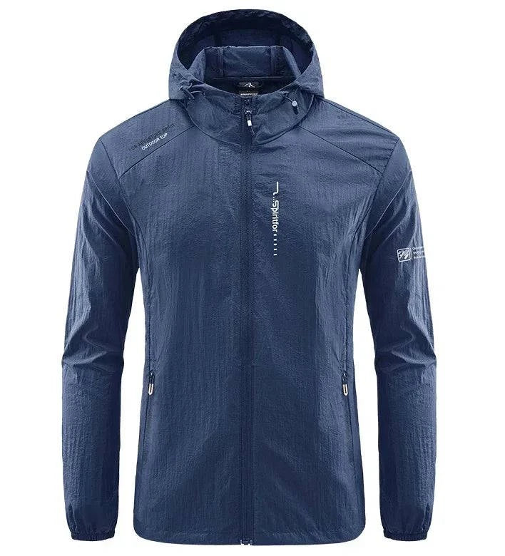 Jaqueta corta-vento esportiva masculina azul noite com capuz ajustável e detalhes brancos. Perfeita para atividades ao ar livre.
