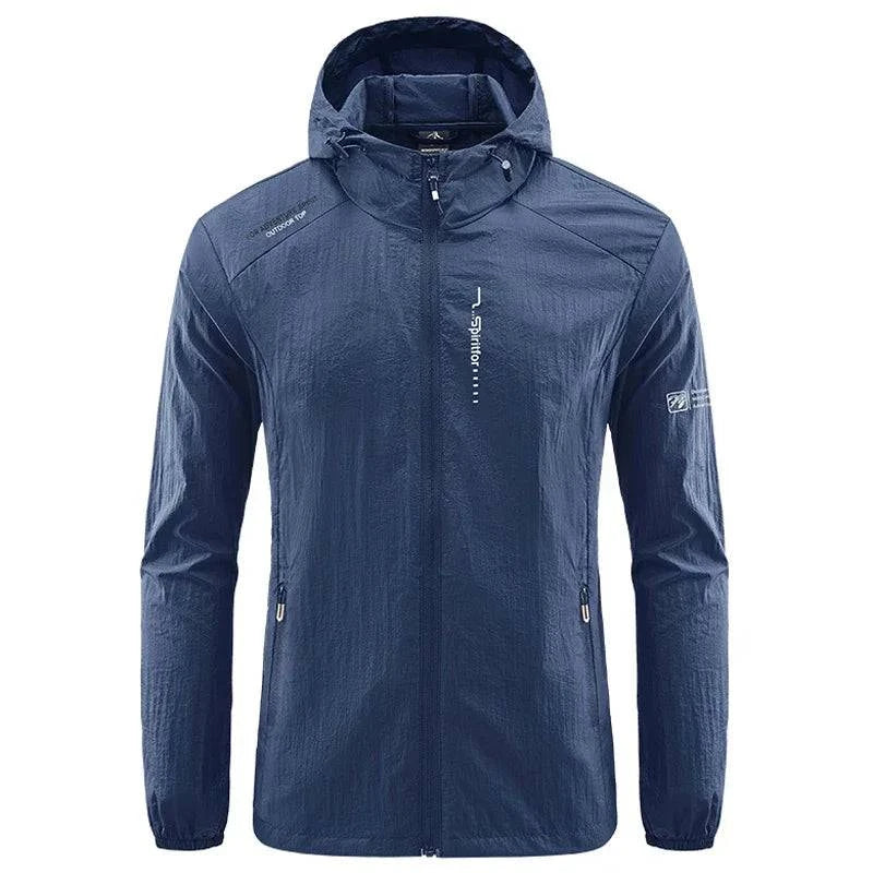Jaqueta corta-vento esportiva masculina azul, com capuz e tecido leve. Essencial para performance e proteção em qualquer clima.