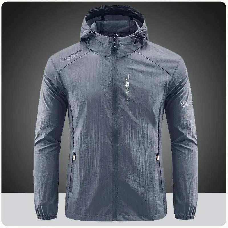 Jaqueta corta-vento esportiva masculina cinza, leve e com capuz ajustável. Ideal para proteção em atividades ao ar livre, com detalhes exclusivos.