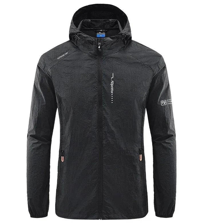 Jaqueta corta-vento esportiva masculina preta com capuz, ideal para proteção contra vento e chuva leve. Performance superior em qualquer aventura.