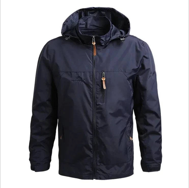 Jaqueta corta-vento masculina azul escuro com forro térmico, capuz ajustável e detalhes de zíper em couro. Essencial para atividades ao ar livre, combinando proteção premium e estilo discreto.