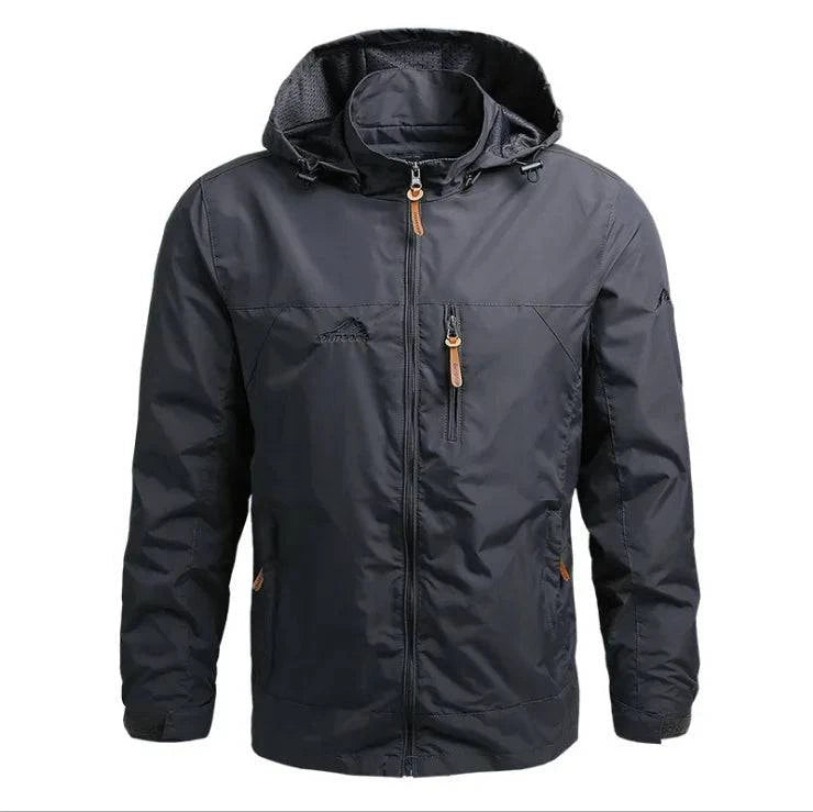 Jaqueta corta-vento masculina cinza chumbo com forro térmico, capuz e detalhes de zíper em couro. Conforto e proteção para exploração urbana ou atividades outdoor.