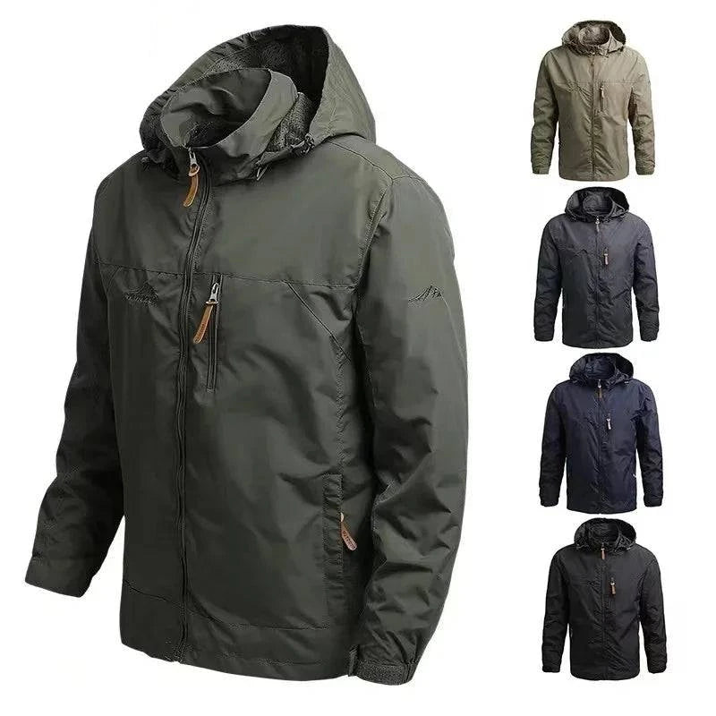 Jaqueta corta-vento masculina com forro térmico em destaque na cor verde musgo e quatro opções de cores menores: bege, azul escuro, azul marinho e preta. Perfeita para proteção e aquecimento em qualquer aventura, combinando funcionalidade e estilo.