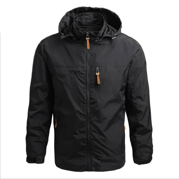 Jaqueta corta-vento masculina preta com forro térmico, capuz e detalhes de zíper em couro. Ideal para atividades ao ar livre, oferecendo proteção robusta e estilo sofisticado.