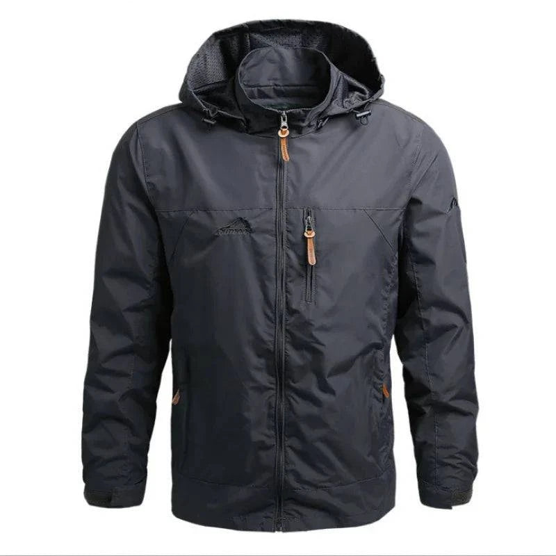 Jaqueta corta-vento masculina preta com forro térmico, capuz ajustável e detalhes de zíper em couro. Ideal para proteção em climas frios e atividades outdoor, oferecendo funcionalidade e estilo