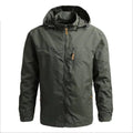 Jaqueta corta-vento masculina verde escuro com forro térmico, capuz e detalhes de zíper em couro. Ideal para atividades ao ar livre, oferecendo proteção superior e estilo militar.