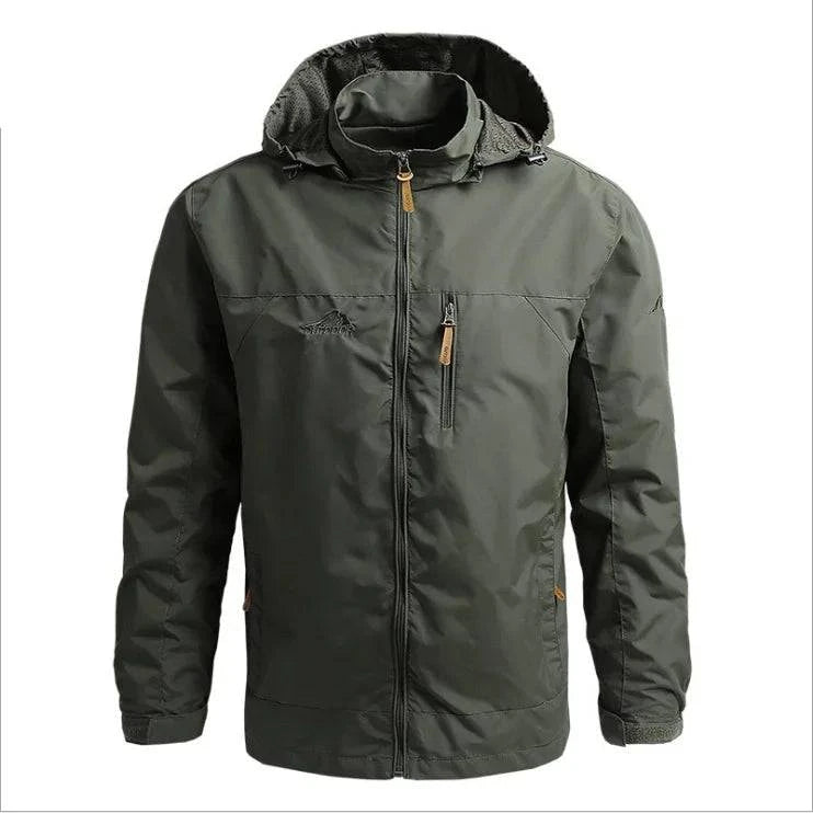 Jaqueta corta-vento masculina verde escuro com forro térmico, capuz e detalhes de zíper em couro. Ideal para atividades ao ar livre, oferecendo proteção superior e estilo militar.