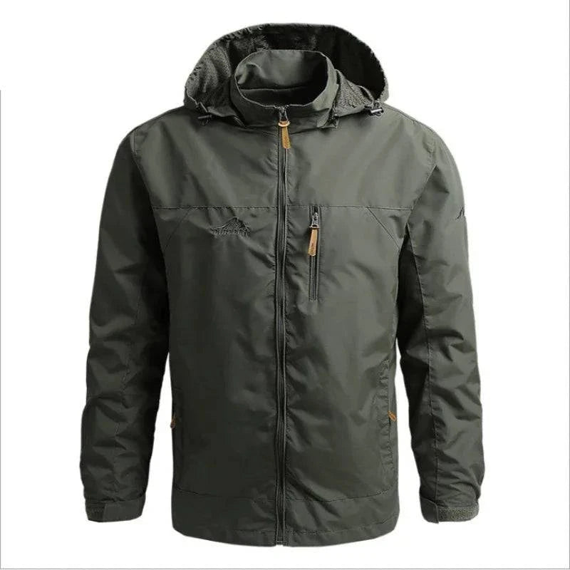 Jaqueta corta-vento masculina verde oliva com forro térmico, capuz ajustável e detalhes de zíper em couro. Ideal para atividades ao ar livre, oferecendo proteção e estilo.