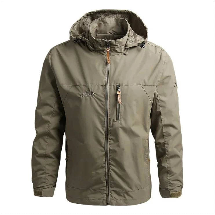 Jaqueta corta-vento masculina verde escuro com forro térmico, capuz e detalhes de zíper em couro. Ideal para atividades ao ar livre, oferecendo proteção superior e estilo militar