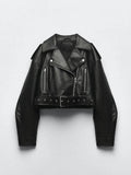 Jaqueta de couro feminina Belt preta, estilo biker cropped com lapelas amplas, zíperes prateados e cinto com fivela e ilhoses, exibindo um design ousado de luxo e exclusividade, ideal para o estilo marcante em Embu das Artes.