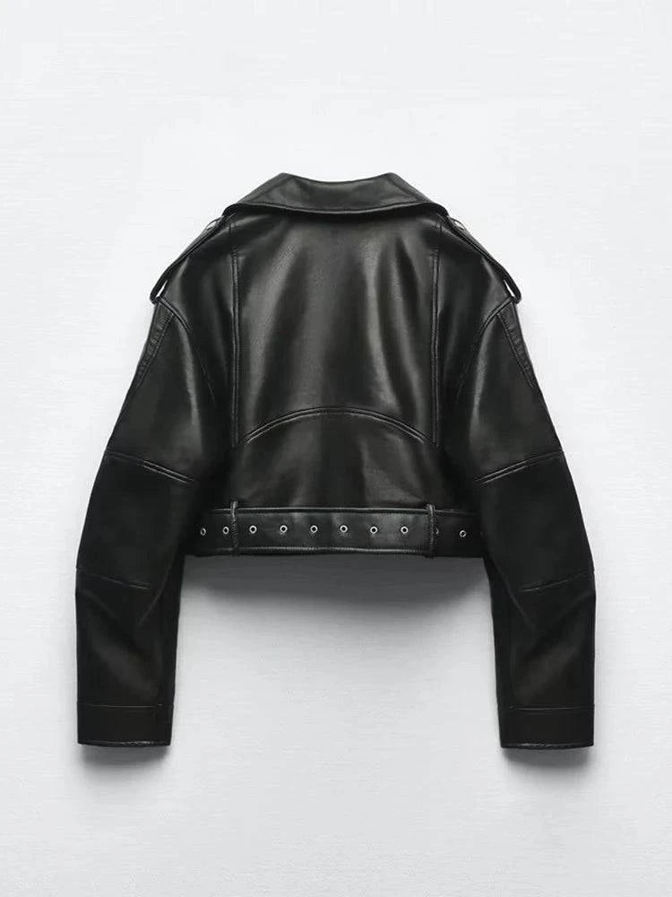 Jaqueta de couro feminina Belt preta, estilo cropped biker com lapelas largas, zíperes prateados e cinto ajustável, exibindo um design ousado de luxo e exclusividade, ideal para o estilo marcante de Embu das Artes.