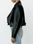 Jaqueta de couro preta com lapela e zíper, estilo biker, combinada com jeans