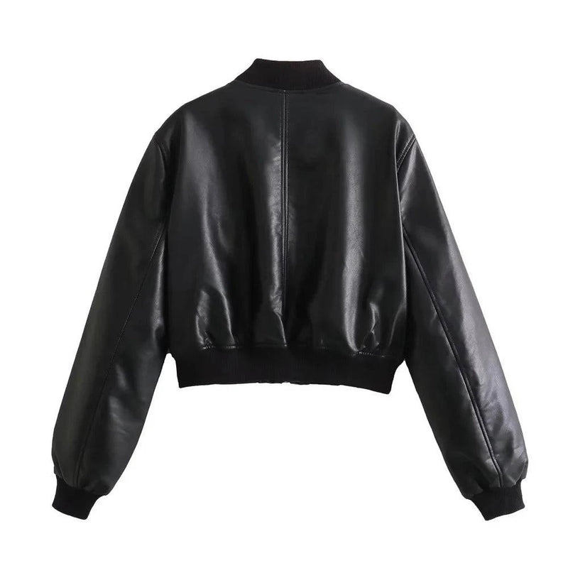 Jaqueta feminina de couro Charm preta, estilo bomber cropped, com zíper frontal e bolsos laterais, gola e punhos canelados, exibindo um design moderno e luxuoso, ideal para o estilo exclusivo de Embu das Artes.