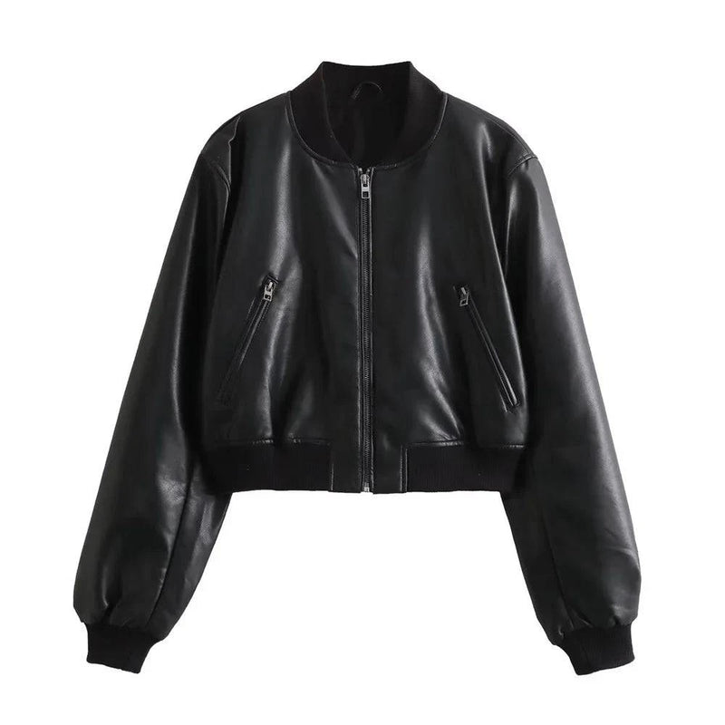 Jaqueta feminina de couro Charm preta, estilo bomber cropped com gola, punhos e barra canelados em tom sobre tom, zíper frontal e bolsos discretos, exibindo um luxo moderno e versátil para o estilo exclusivo de Embu das Artes.