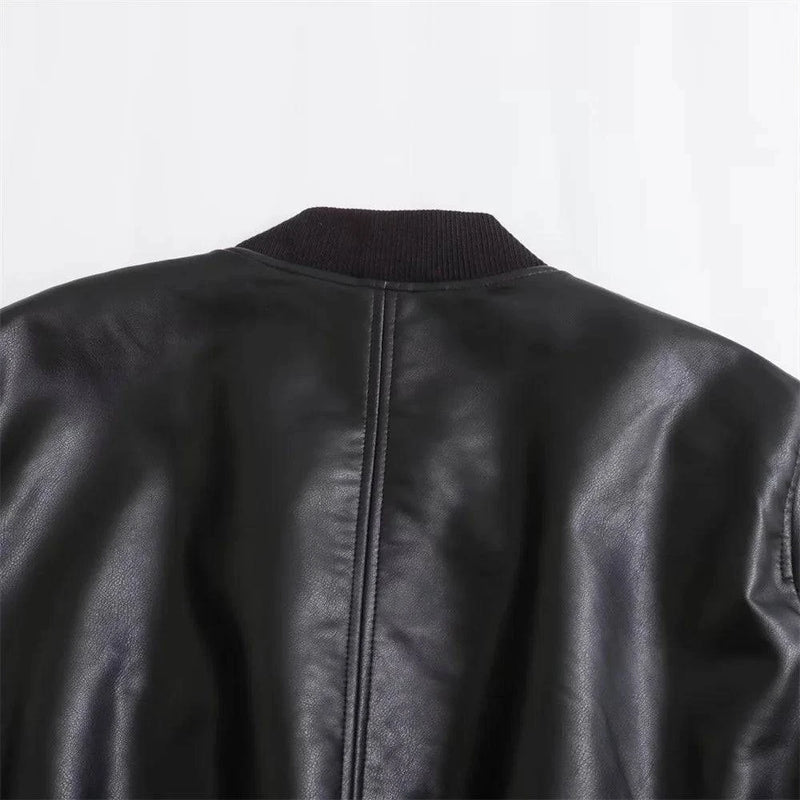 Detalhe da parte traseira da gola canelada e da costura vertical na jaqueta de couro feminina Charm preta, exibindo a suavidade do couro e o acabamento impecável, um toque de luxo e exclusividade para o estilo em Embu das Artes.
