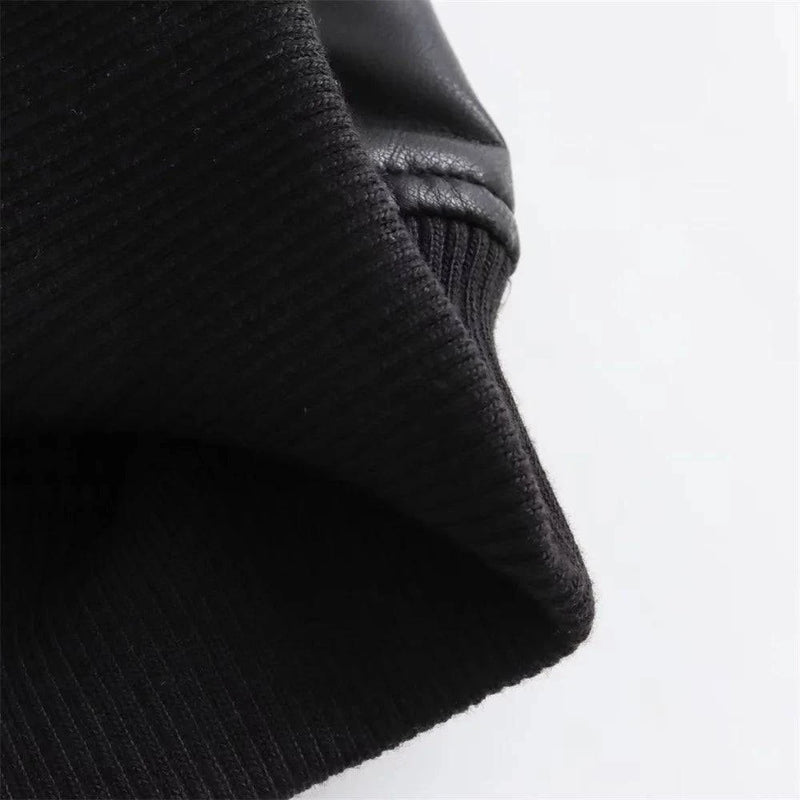 Detalhe do punho canelado em preto da jaqueta de couro feminina Charm, mostrando o contraste entre o couro liso e o tecido elástico, evidenciando o acabamento de alta qualidade e o luxo presente nos detalhes, para o estilo de Embu das Artes.