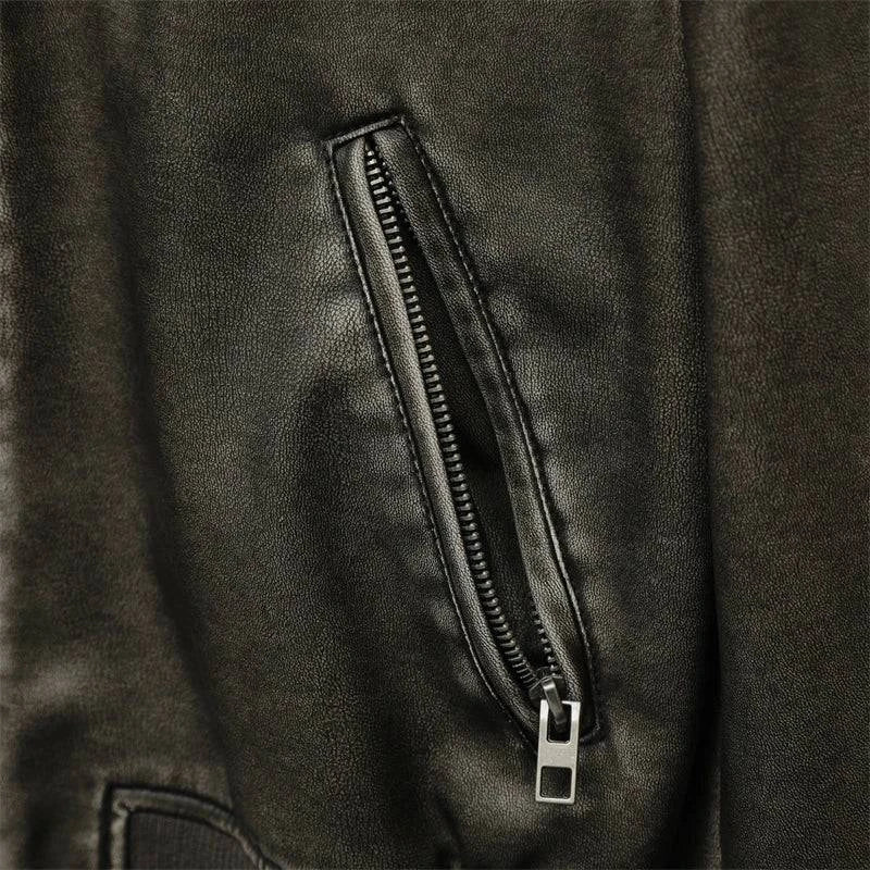 Jaqueta feminina de couro clássica marrom com efeito envelhecido, estilo bomber cropped, com gola e punhos canelados, zíper frontal e bolsos laterais, um item de luxo atemporal e exclusivo para o guarda-roupa em Embu das Artes.
