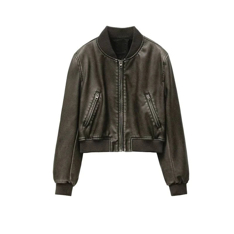 Jaqueta feminina de couro clássica marrom com acabamento levemente envelhecido, estilo bomber cropped com gola, punhos e barra canelados em tom sobre tom, zíper frontal e bolsos angulares, exibindo um luxo atemporal e versátil para o clima de Embu das Artes.