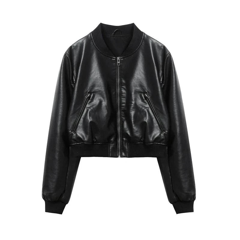 Jaqueta feminina de couro clássica preta, estilo bomber cropped, com acabamento liso, gola, punhos e barra canelados, zíper frontal e bolsos inclinados, exibindo um luxo discreto e atemporal, ideal para o estilo de Embu das Artes.