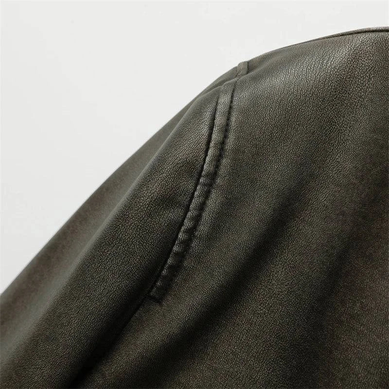 Detalhe de perto da costura e textura do couro em uma jaqueta de couro clássica marrom, revelando a qualidade do material premium e o acabamento meticuloso do design, um toque de luxo e exclusividade para Embu das Artes.