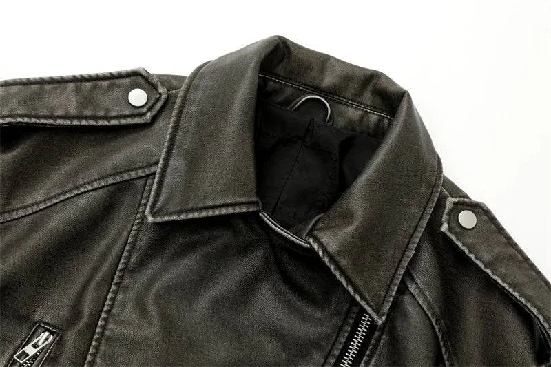 Detalhe da gola e ombro da jaqueta de couro Diamond, com textura de couro envelhecido e botões de pressão prateados, ressaltando o design robusto e os acabamentos de luxo.