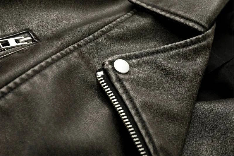Detalhe de perto da jaqueta de couro Diamond, mostrando a textura do couro envelhecido, zíper metálico prateado e botão de pressão, realçando o acabamento de alto padrão e a durabilidade.