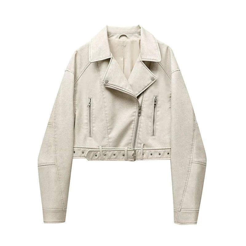 Jaqueta de couro feminina na cor bege claro, estilo biker com cinto na barra, zíperes prateados e lapelas, transmitindo um visual sofisticado e exclusivo com toque de modernidade.