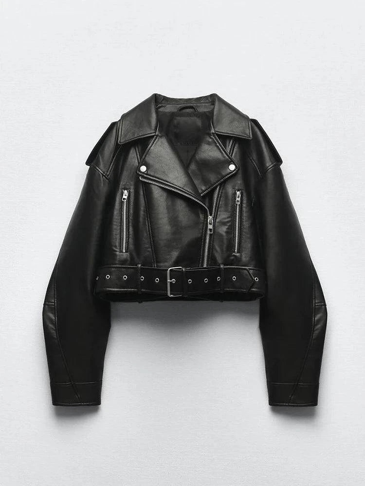Jaqueta de couro feminina Belt preta, estilo cropped biker com múltiplos zíperes prateados, ombreiras e cinto ajustável com fivela, exibindo um design moderno de luxo e exclusividade para o estilo de Embu das Artes.