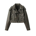Jaqueta de couro feminina Diamond em tom cinza-chumbo envelhecido, com design biker, cinto na barra, lapelas e zíperes prateados, exibindo um luxo com toque vintage exclusivo.