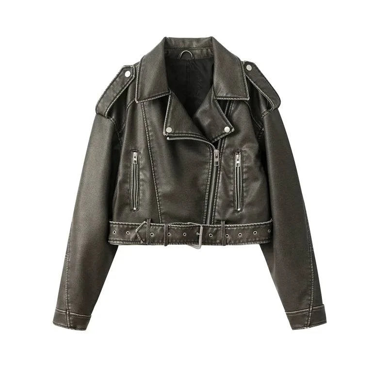 Jaqueta de couro feminina Diamond em tom cinza-chumbo envelhecido, com design biker, cinto na barra, lapelas e zíperes prateados, exibindo um luxo com toque vintage exclusivo.