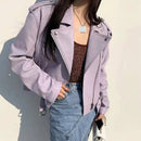 Jaqueta de couro lilás com zíperes diagonais em look casual feminino