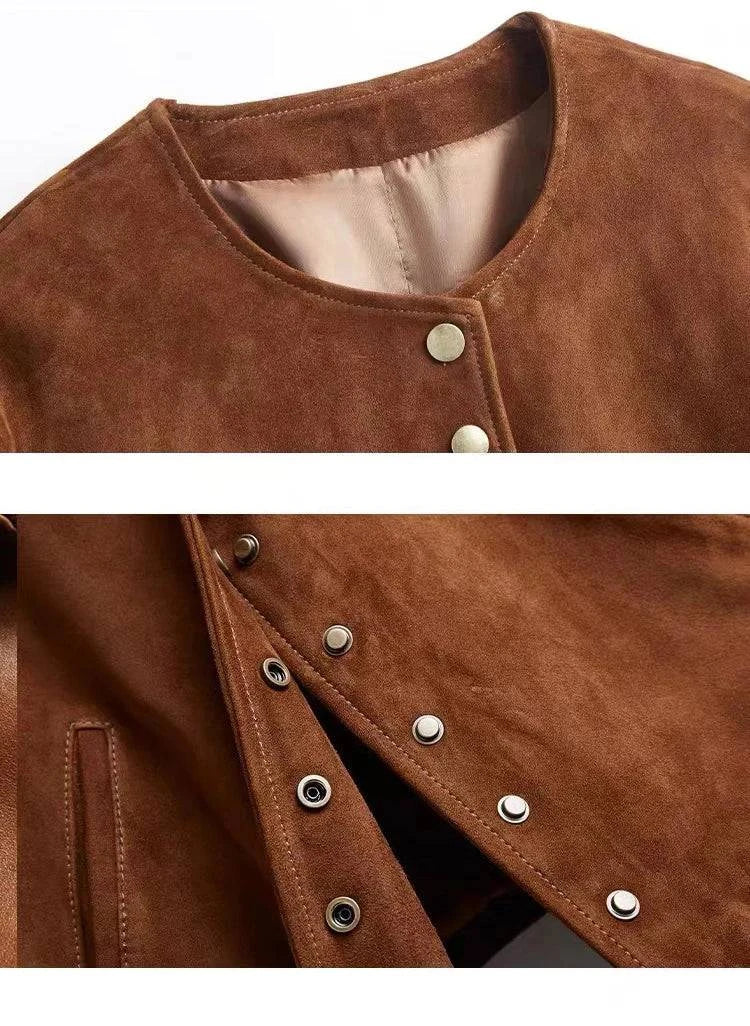 Jaqueta feminina de couro legítimo marrom com acabamento aveludado de camurça, estilo sem colarinho, com botões frontais e bolsos laterais, um item de luxo atemporal e exclusivo.