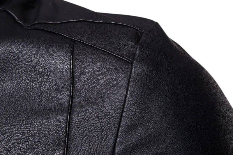 Detalhe do ombro da jaqueta masculina de couro legítimo preta, com costuras e textura fina, mostrando a qualidade do material.