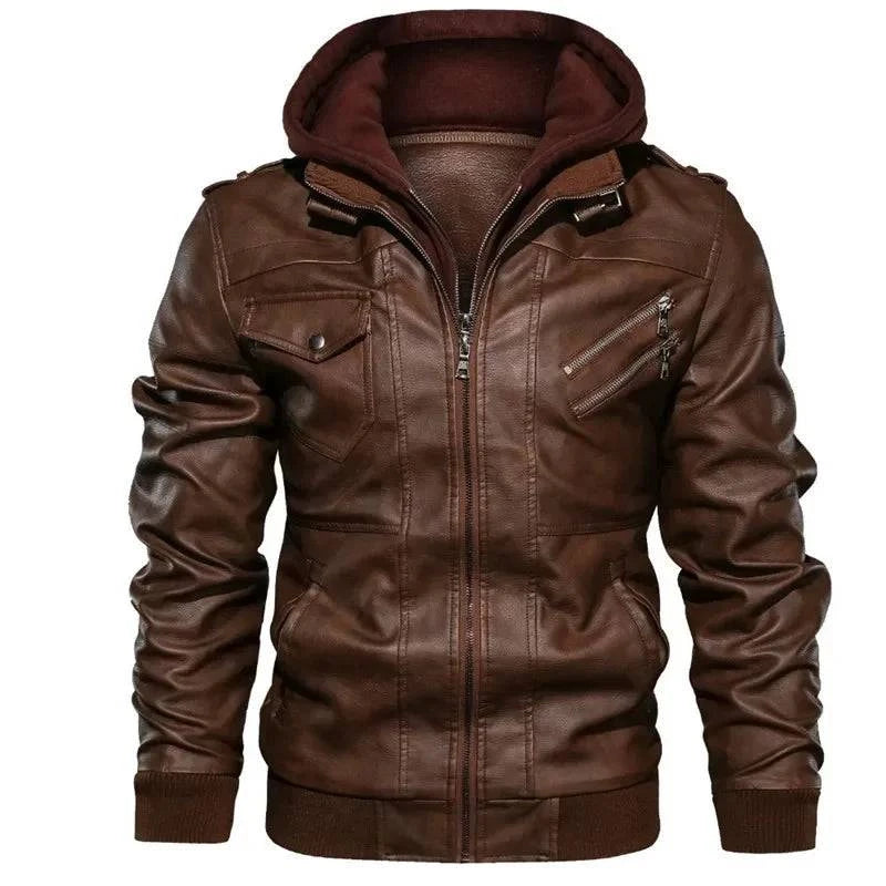 Jaqueta de couro masculina marrom com capuz de moletom borgonha, zíper frontal prateado e diversos bolsos com zíper e lapela. O estilo robusto e a combinação de materiais conferem um visual distinto e exclusivo para os apreciadores de moda em Embu das Artes.