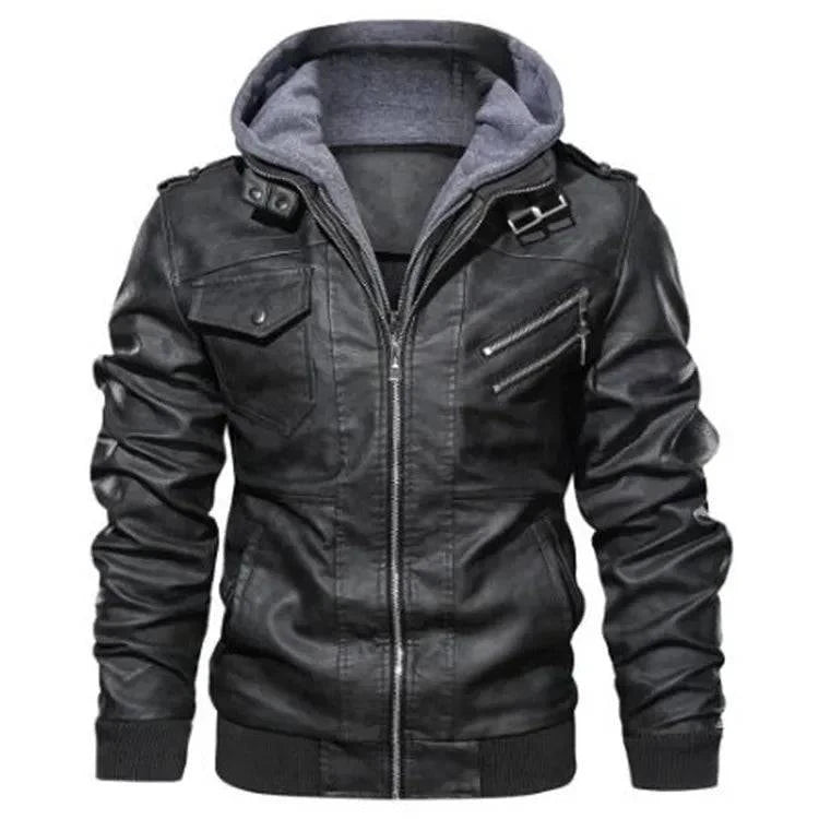 Jaqueta de couro masculina preta com capuz cinza de moletom, gola com fivela e botões, múltiplos bolsos frontais com zíperes e lapelas. O design robusto e os detalhes utilitários conferem um estilo arrojado e de alta exclusividade.